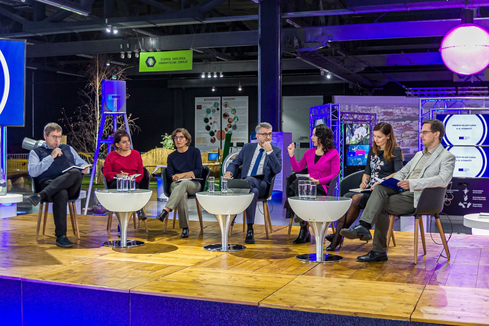 ludia na panelovej diskusií
