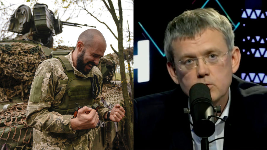 Ukrajinský vojak sa raduje z úspechov jeho armády vo vojne proti ruskej invázii. Propaganda, Rus, moderátor Sergej Mardan v televízii pripúšťa ruské zlyhanie a chyby