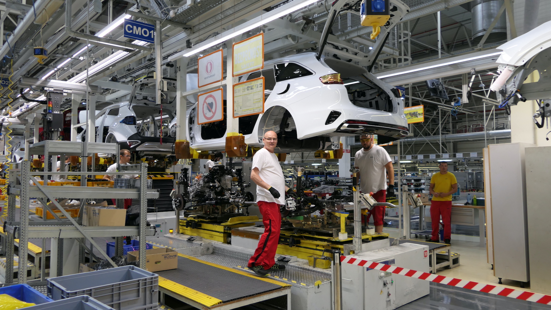 Na snímke zamestnanci automobilky počas výroby vo výrobnom závode spoločnosti Kia Slovakia