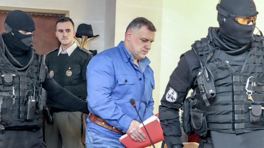 Odsúdený Mikuláš Černák prichádza na pojednávanie s eskortou ZVJS