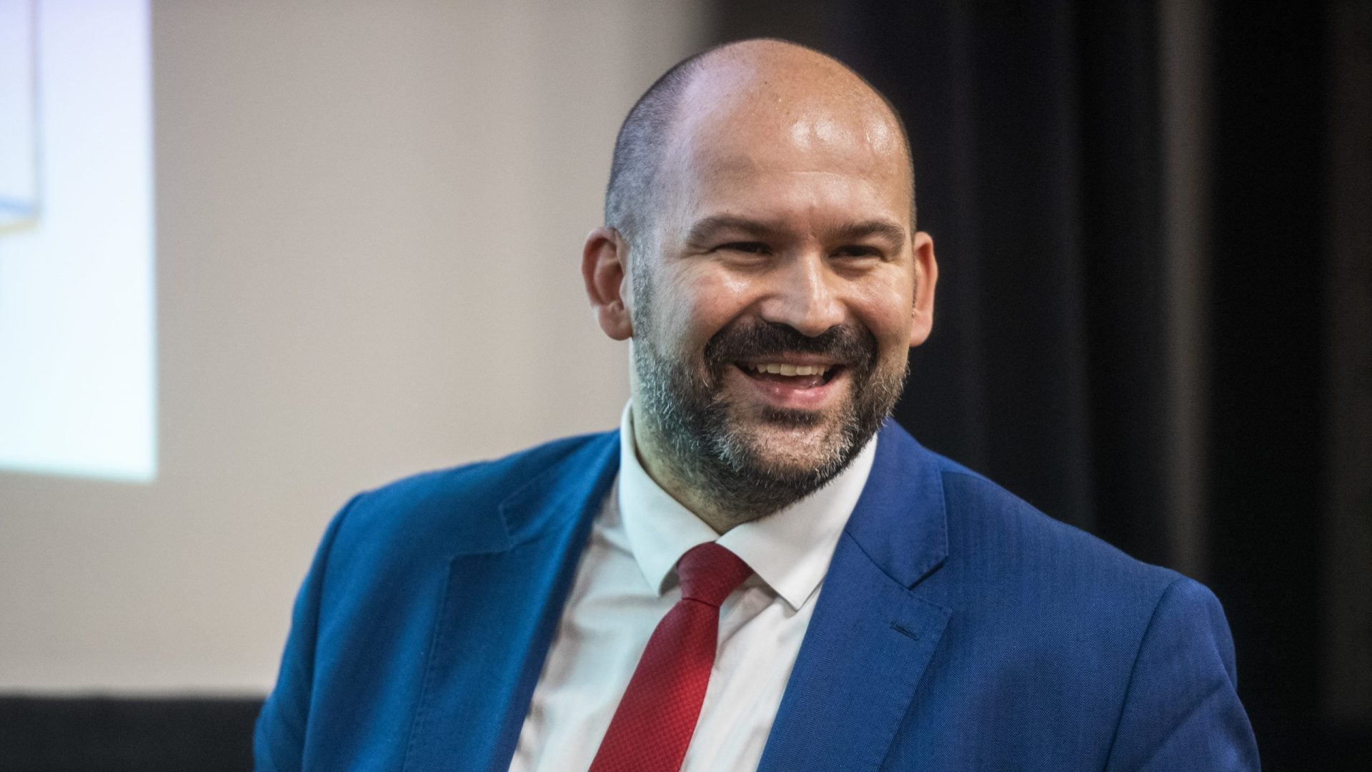 Pčolinský sa smeje do kamery