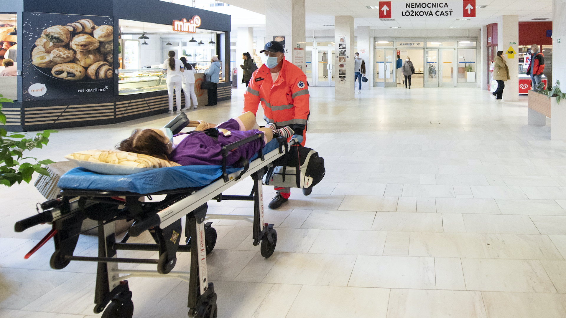 Sanitár presúva pacienta v UNB Bratislava Ružinov