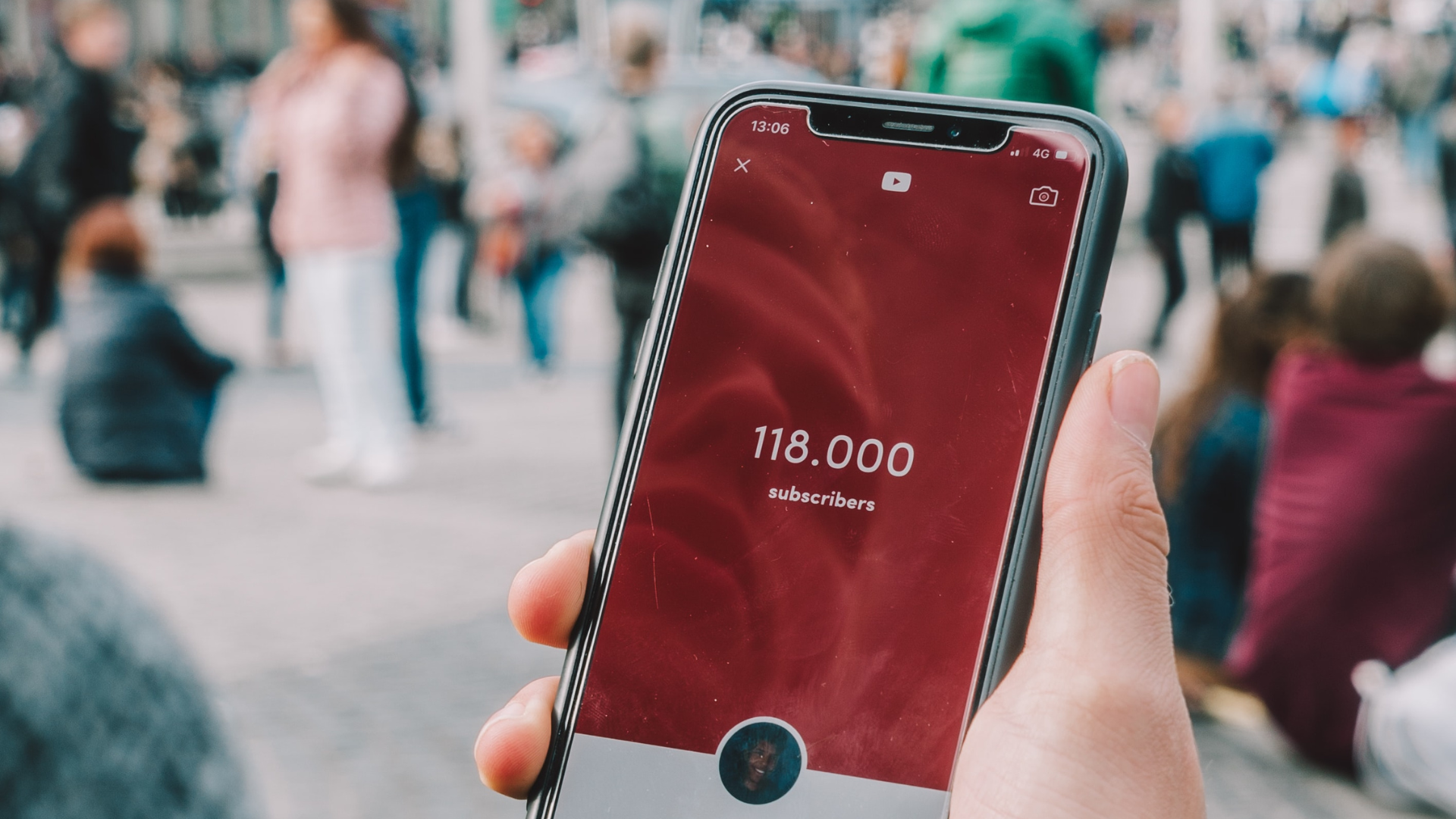 Influencer si pozerá na svojom iPhone, koľko ľudí ho sleduje Influencer si pozerá na svojom iPhone, koľko ľudí ho sleduje