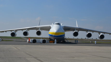 Pohľad na AN-225 spredu.