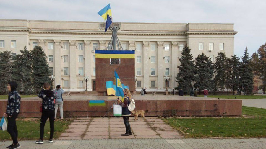 Ukrajinská vlajka v centre Chersonu