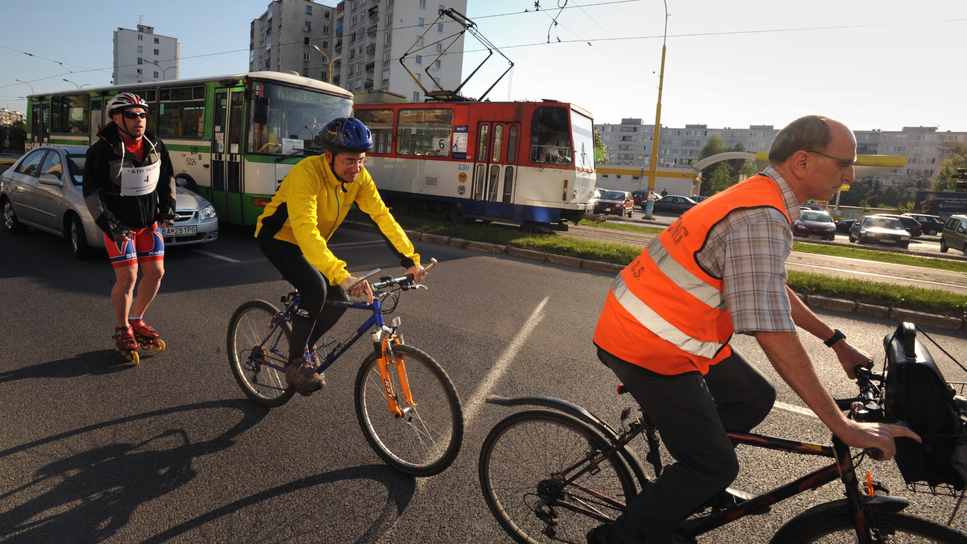 električka, autobus, osobné auto, cyklista, korčuliar