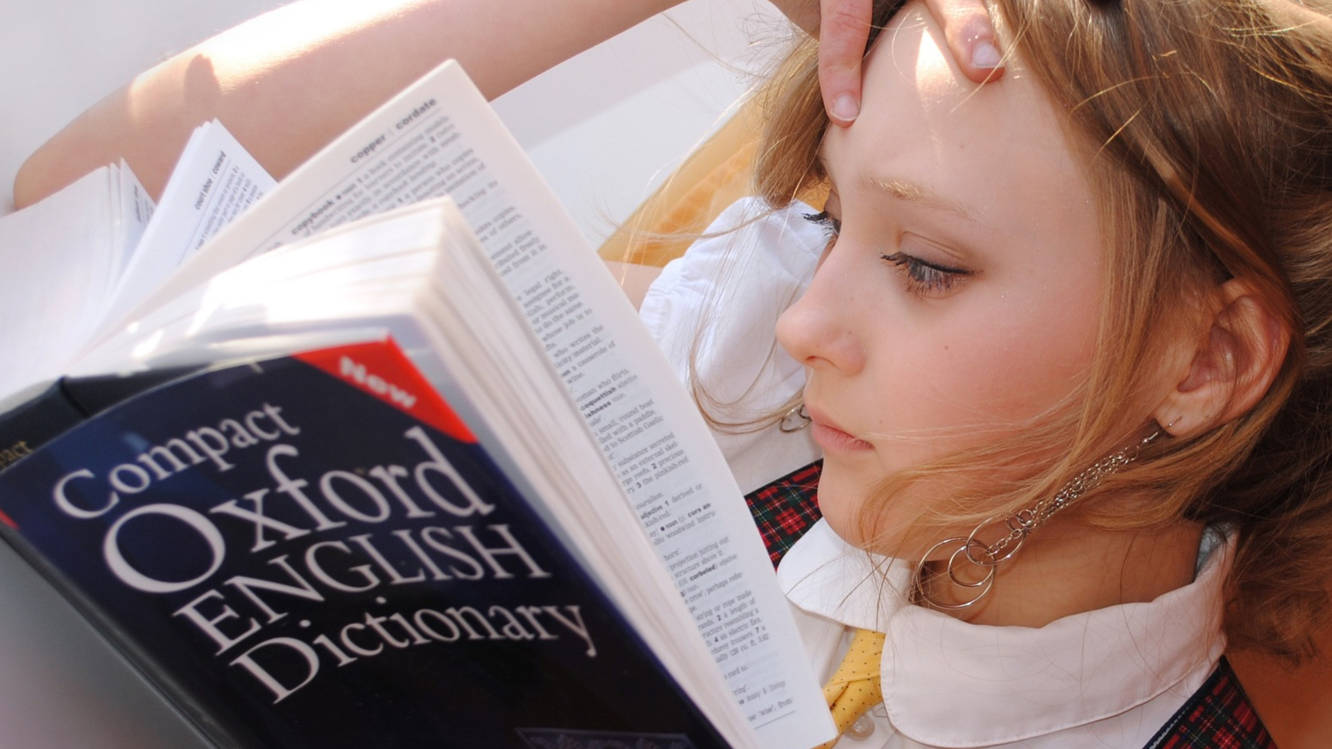 Dievča študujúce anglický slovníj