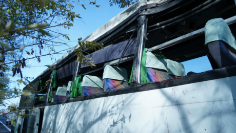 Autobus skončil v priekope.