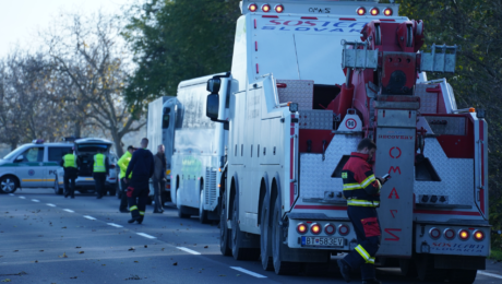 Na mieste nehody pomáhajú hasiči a policajti.