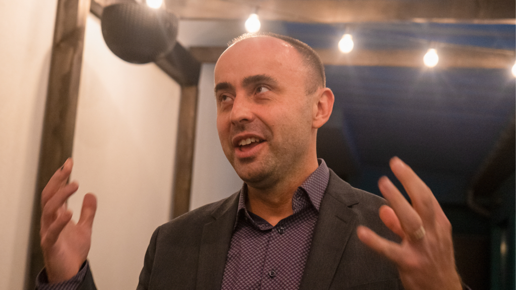 Radoslav Štefančík gestikuluje