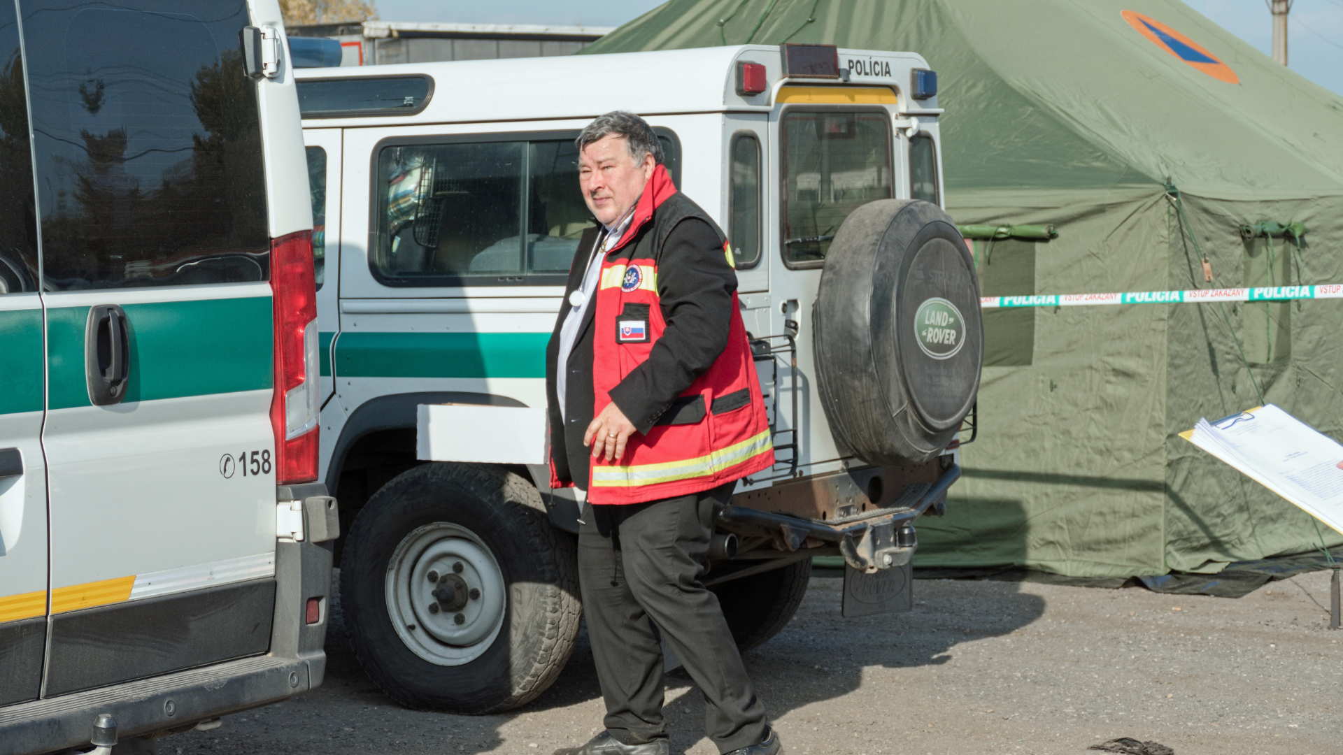 Do stanového mestečka zriadeného pre utečencov prišiel aj epidemiológ Vladimír Krčméry.