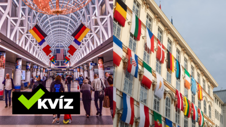 Ľudia na letisku a vlajky na budove