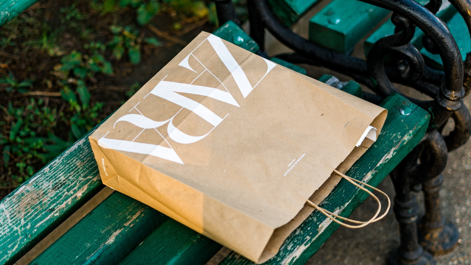 Nákupná taška Zara položená na lavičke