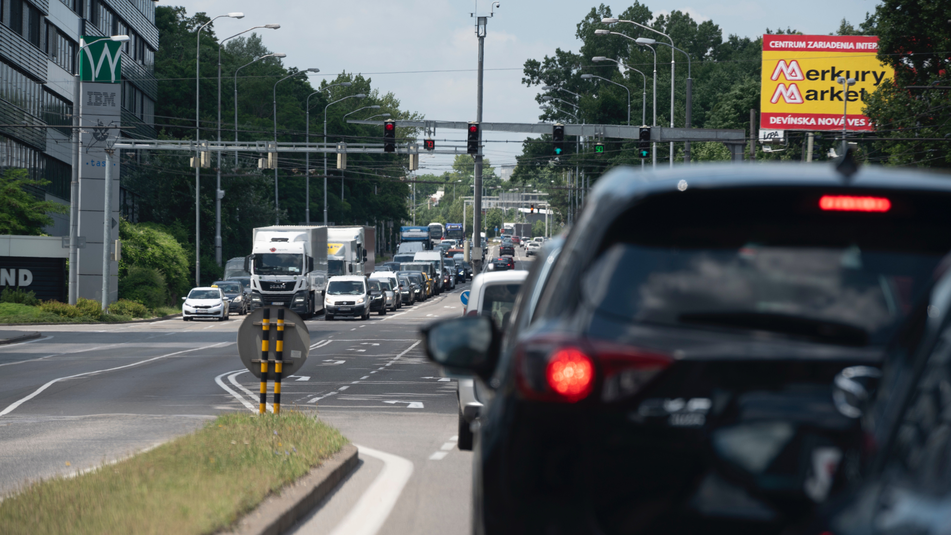 Kolóna áut na bratislavských cestách