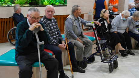 seniori čakajú na chodbe pred hlasovacou miestnosťou