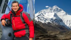 Na snímke je Everest a Bear Grylls.