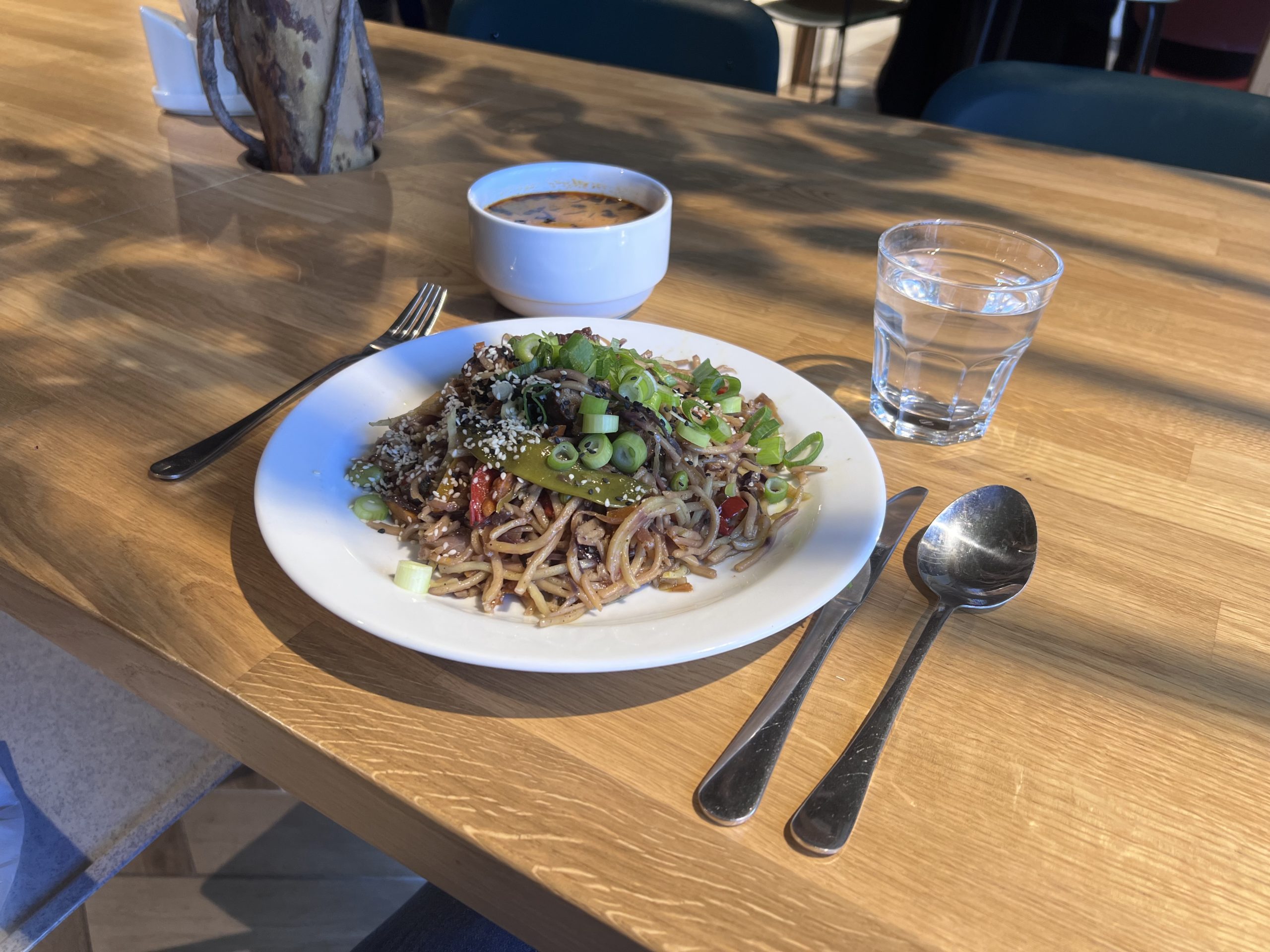 Pomerne netradičná táckareň v Apollo busines centre Food Garden.