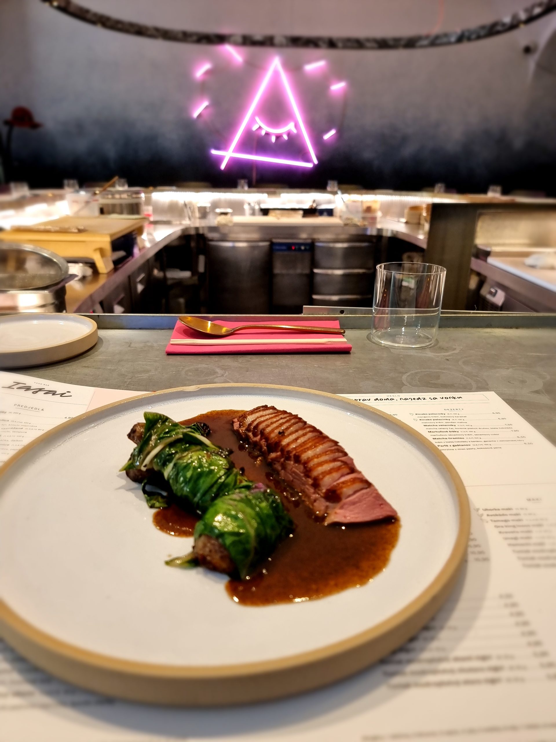 Sú to plnohodnotné 2 – 4 chody, kde kuchyňa ukazuje svoje majstrovstvo v kombináciách chutí a prepájania kuchýň Ázie a sveta.