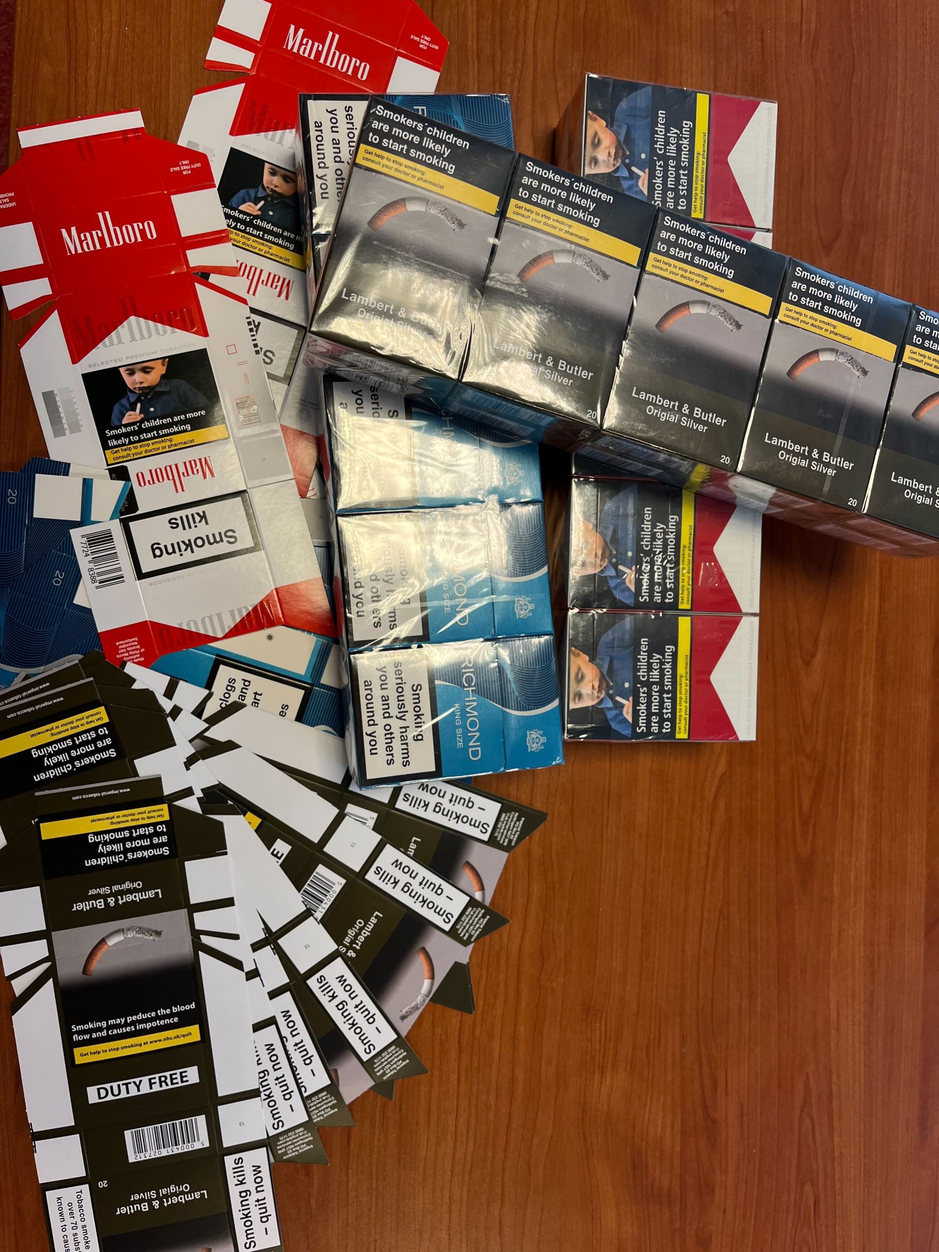 Plavec, cigarety, pašeráci