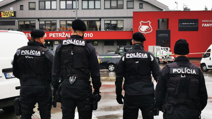 Policajti zasahujú v bratislavskej Petržalke pre neznámy predmet, ktorý našli pod autom bývalého šéfa finančnej správy Františka Imreczeho.