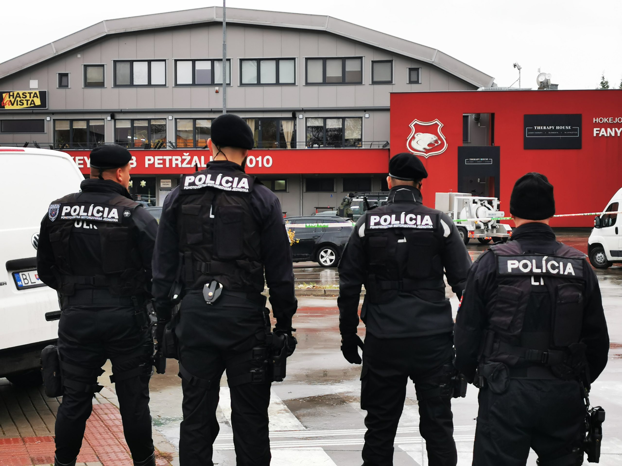 Policajti zasahujú v bratislavskej Petržalke pre neznámy predmet, ktorý našli pod autom bývalého šéfa finančnej správy Františka Imreczeho.