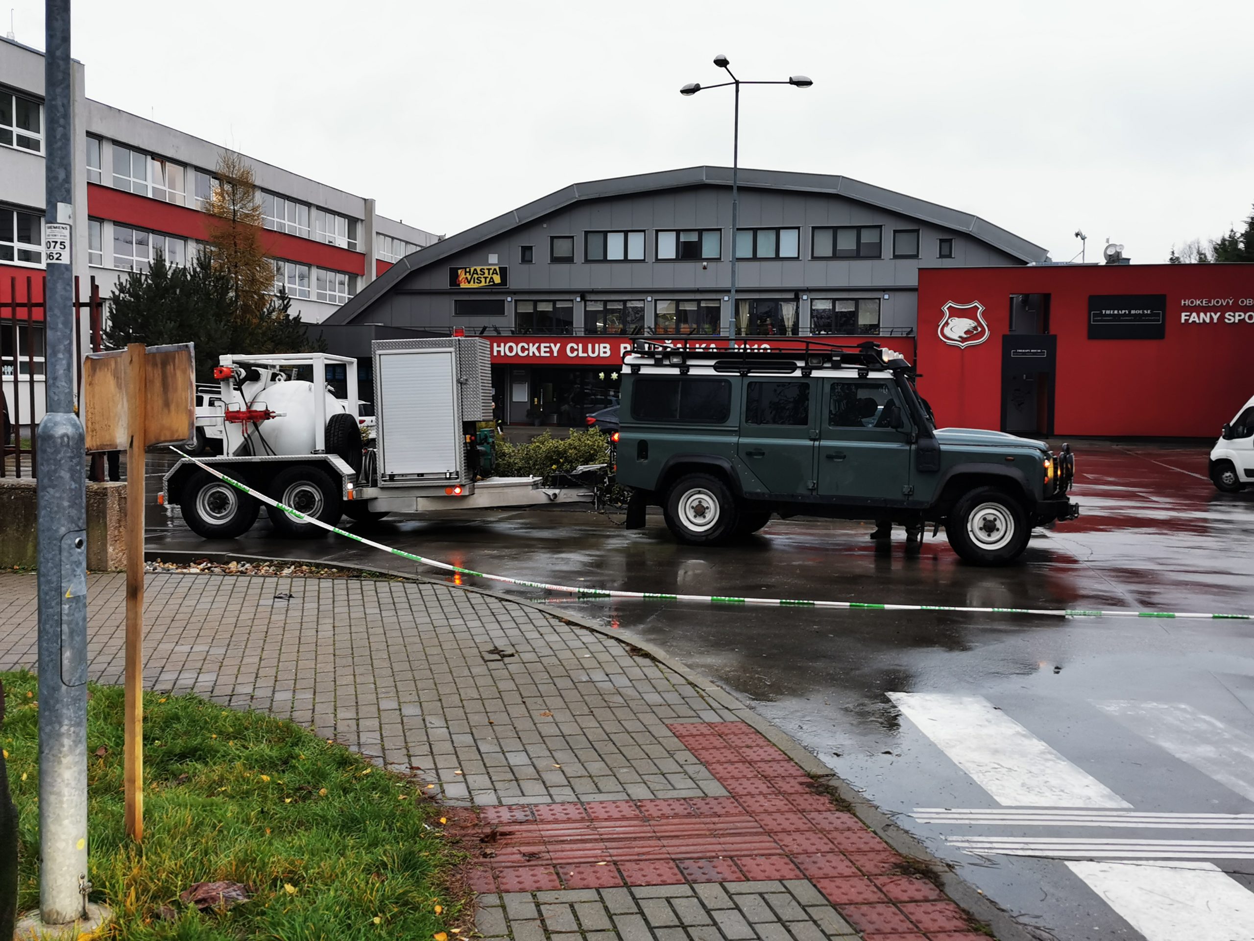 Policajti zasahujú v bratislavskej Petržalke pre neznámy predmet, ktorý našli pod autom bývalého šéfa finančnej správy Františka Imreczeho.