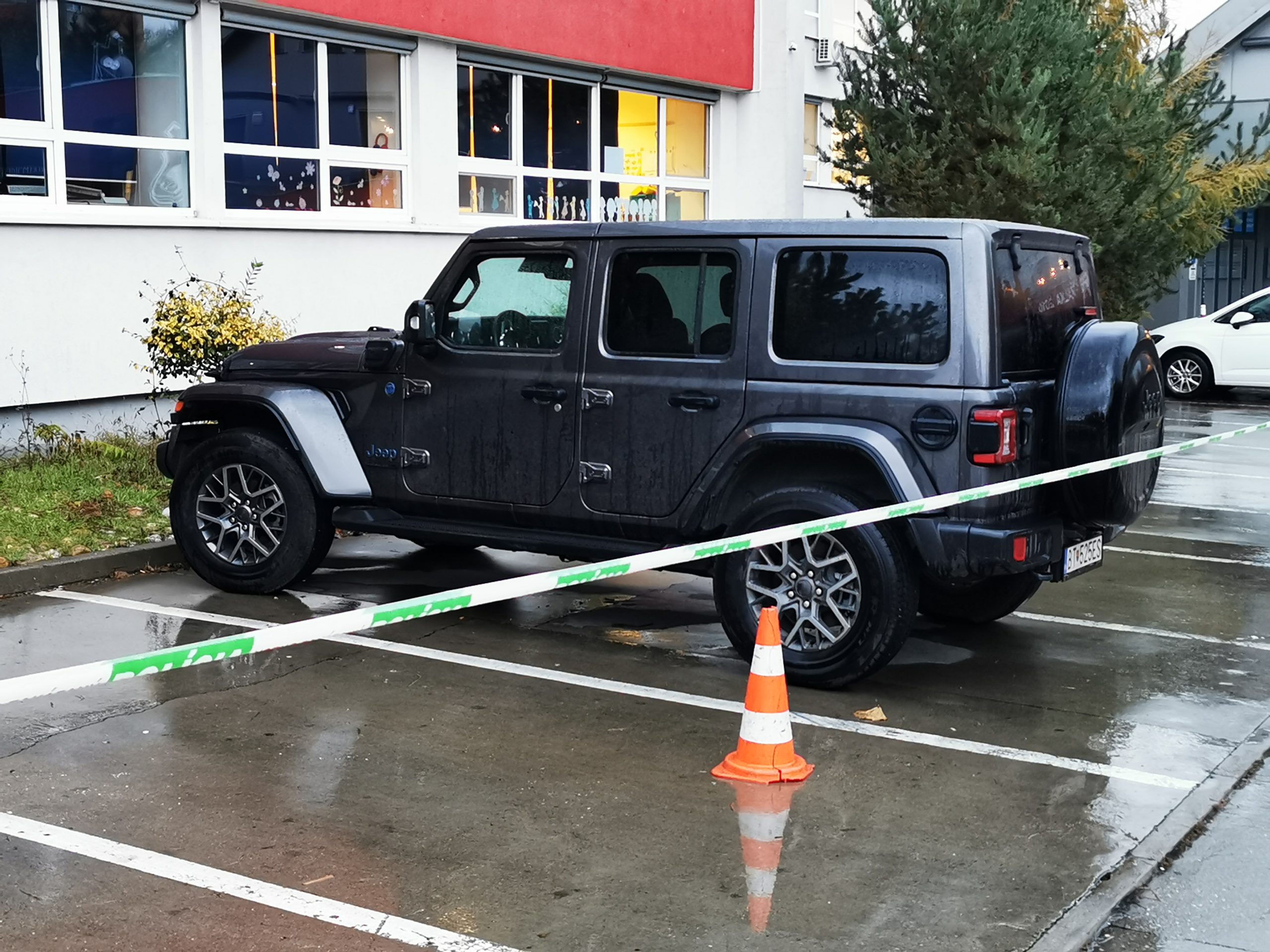 Policajti zasahujú v bratislavskej Petržalke pre neznámy predmet, ktorý našli pod autom bývalého šéfa finančnej správy Františka Imreczeho.