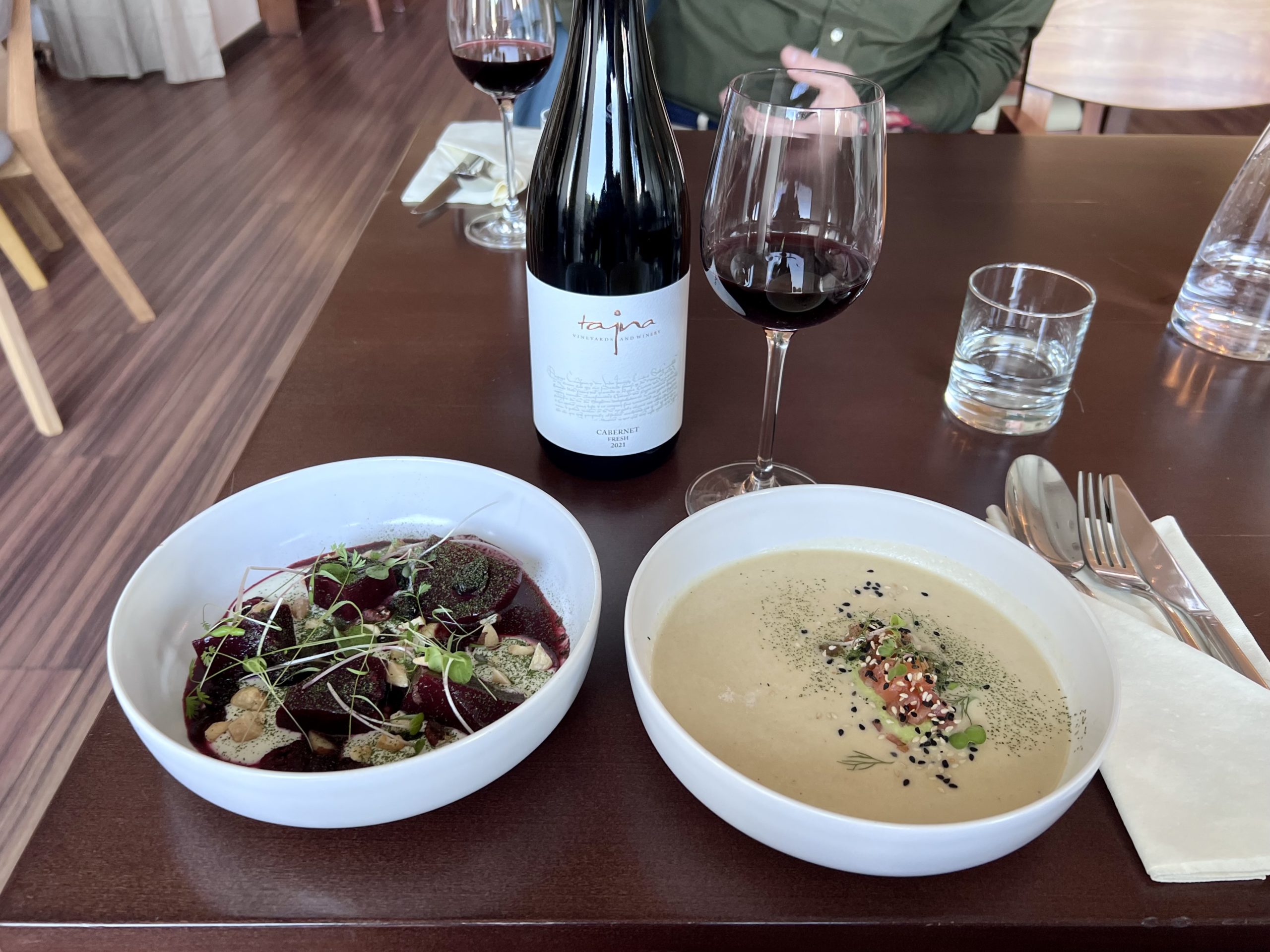 Predjedlom na lístku bola cvikla s kozím syrom.