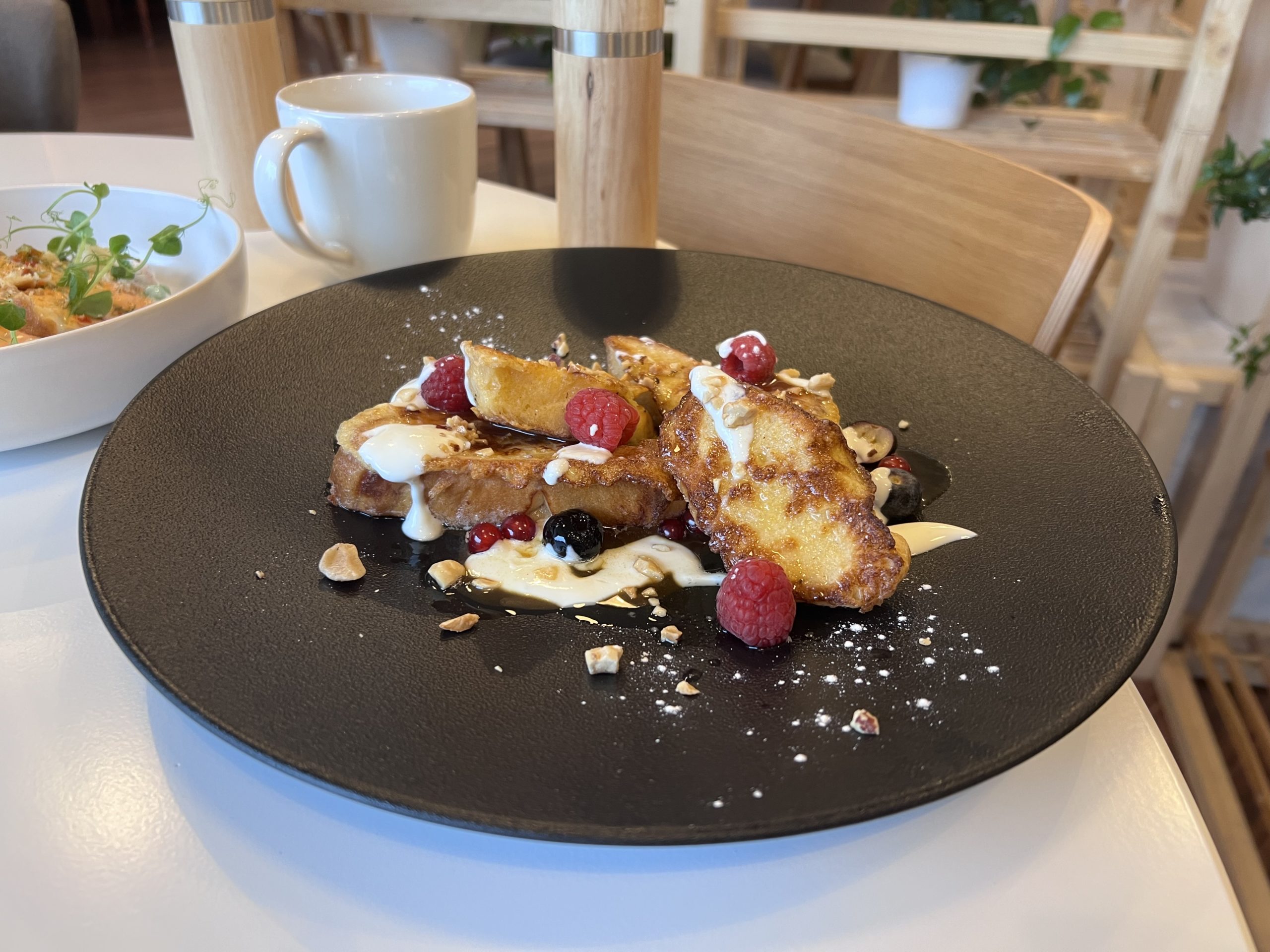 Vybrať si môžeš z klasík, ako sú vajcia benedikt, chlebík s nátierkou, či vo vajíčku, ovsenú kašu, alebo ovocnú misku.