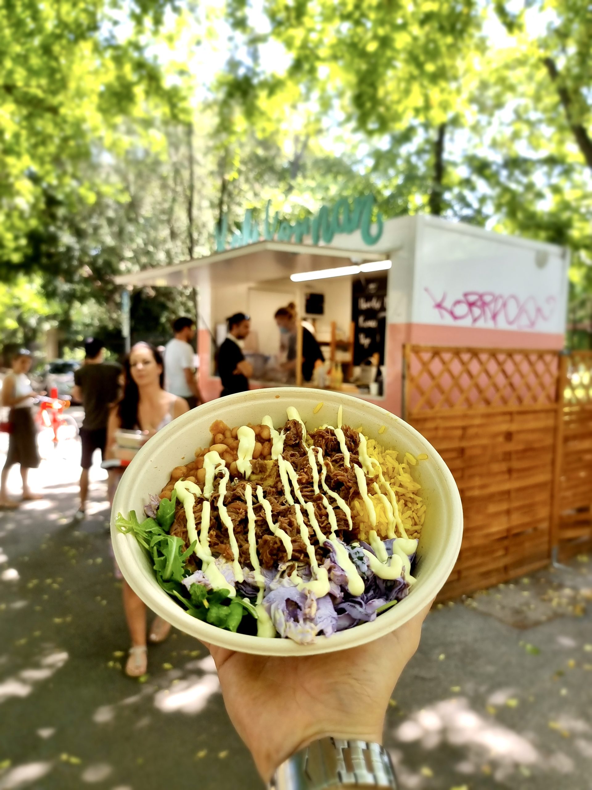 Kaliforňan začal pôvodne ako bagetáreň, ale časom sa zmenil na miesto, kde ti namiešajú výborný, farbami a chuťami hrajúci bowl, ktorý si zoberieš so sebou.