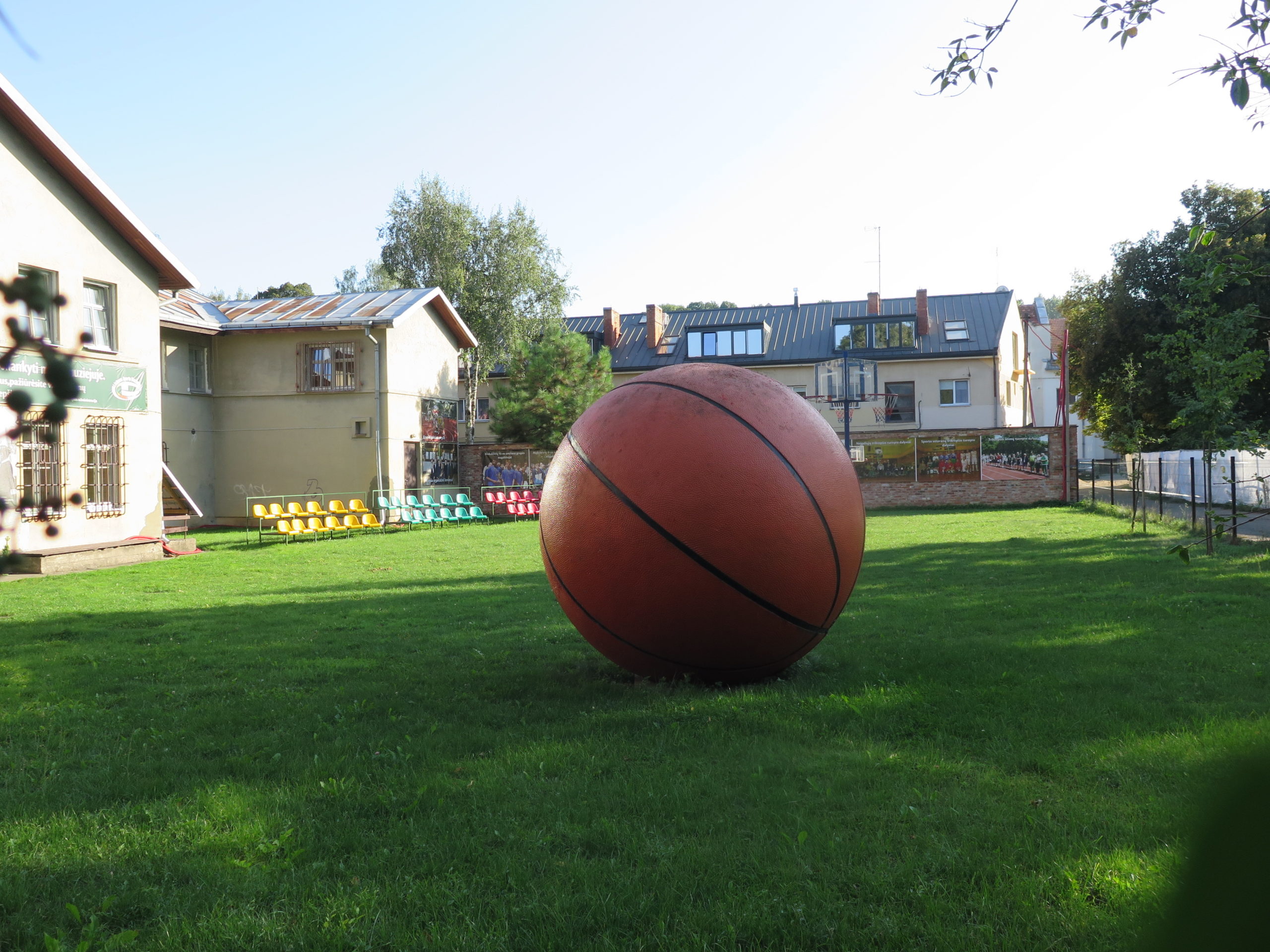 Obrovská basketbalová lopta uprostred dvora