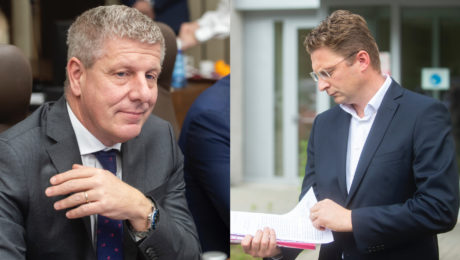 Minister zdravotníctva SR Vladimír Lengvarský a predseda Lekárskeho odborového združenia (LOZ) Peter Visolajský počas podania výpovedí lekárov v Univerzitnej nemocnici Bratislava