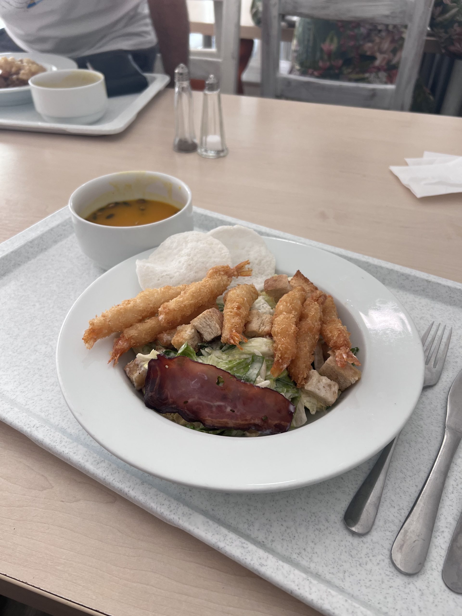 Lunch break je pomerne bežná kantína v rámci biznis centra s celkom netradičným prístupom a ponukou jedál.