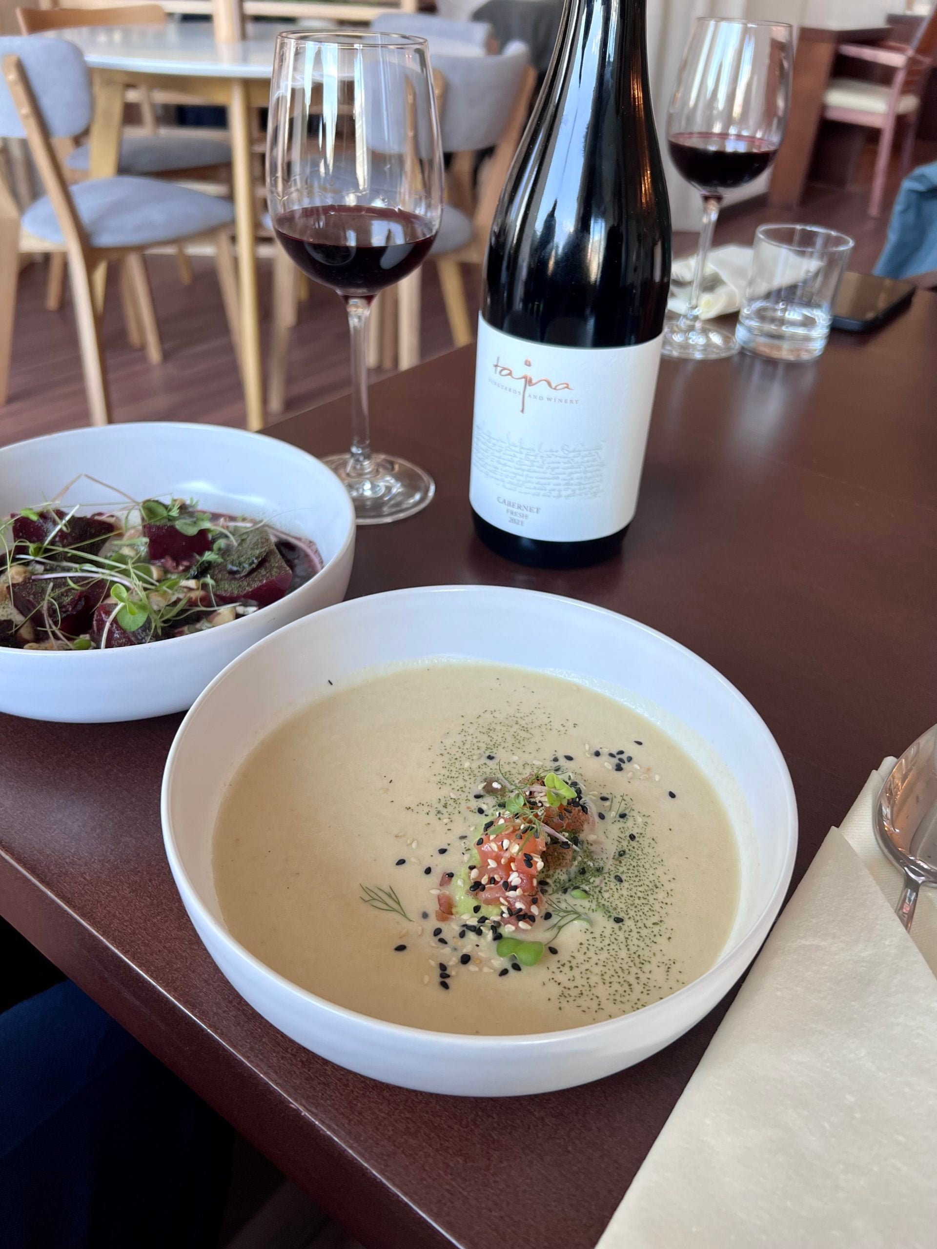 Presvetlený, čistý interiér, jednoduchý a krátky lístok a vynikajúca obsluha.