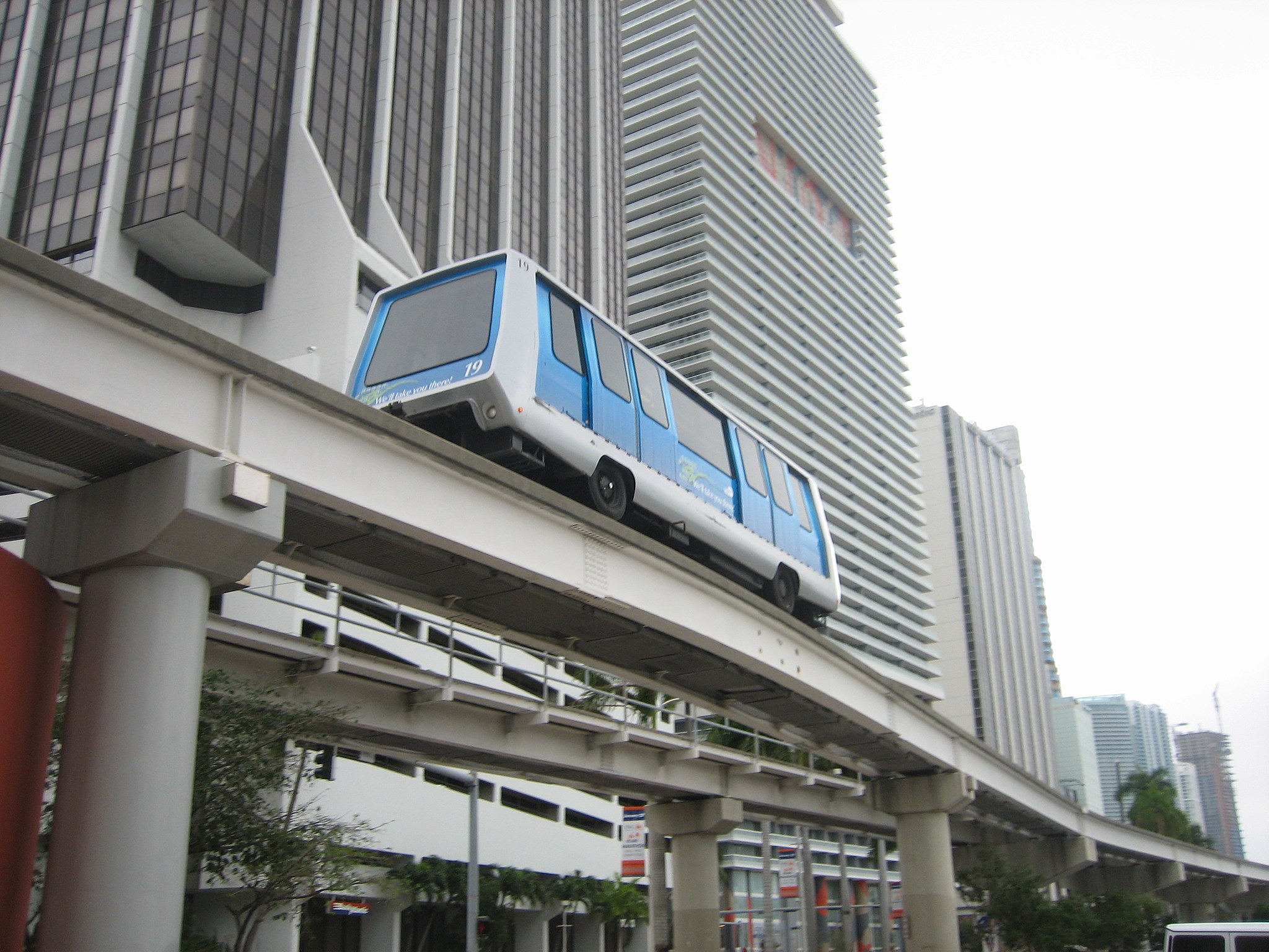 Metromover z Miami ide po koľajniciach pred budovou