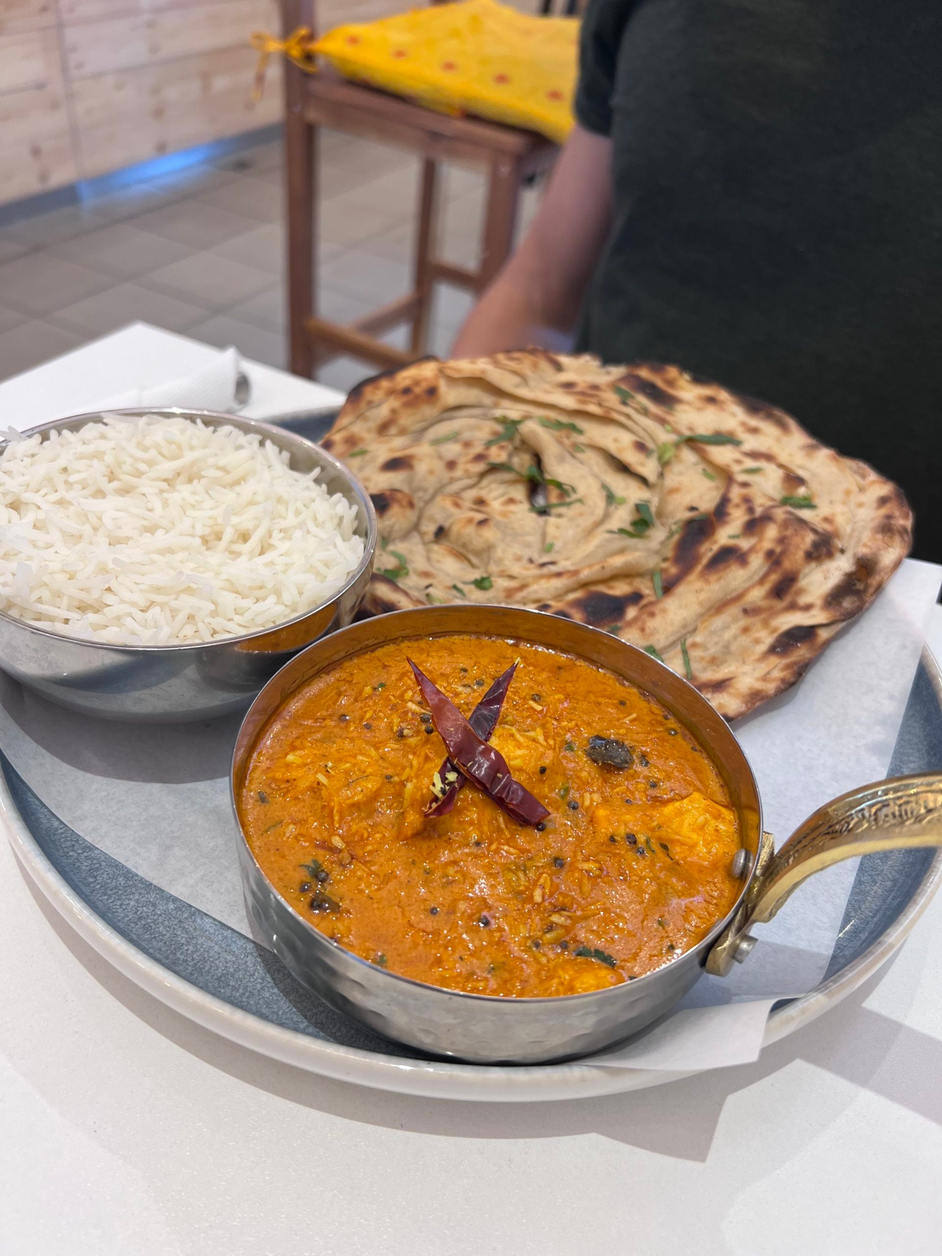 Shrey, rodený Ind, ktorý už pár rokov prevádzkuje stálicu Bratislavského street foodu Mumbhai Express si pred časom na rohu Miletičovej a Prievozskej otvoril svoju prvú kamennú prevádzku a chce nás učiť, ako naozaj vyzerá indická kuchyňa.