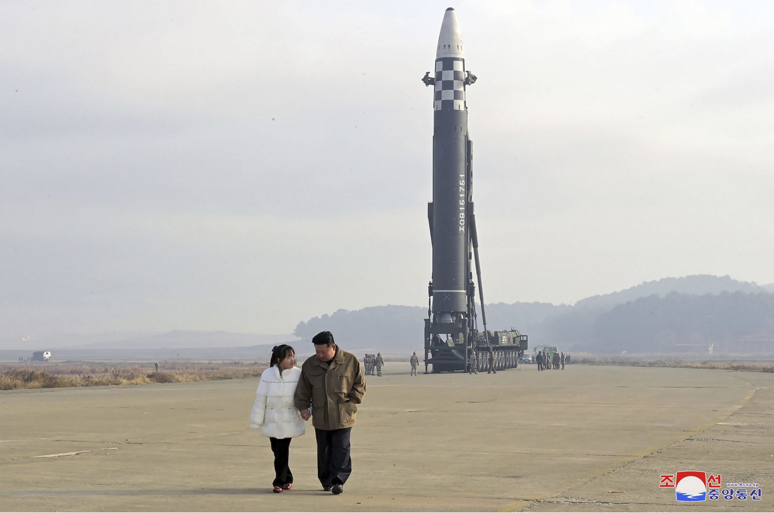 Kim Čong-un kráča ruka v ruke so svojou dcérou