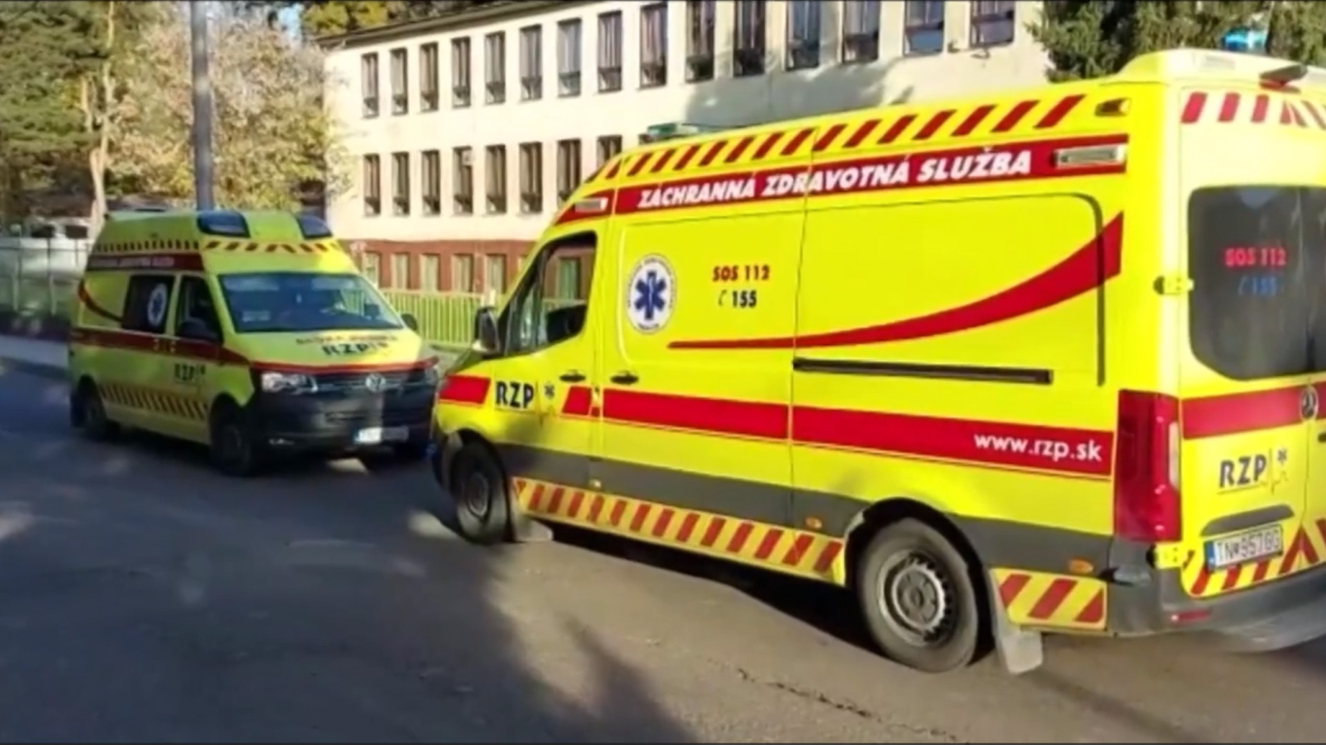 Sanitky pred školou