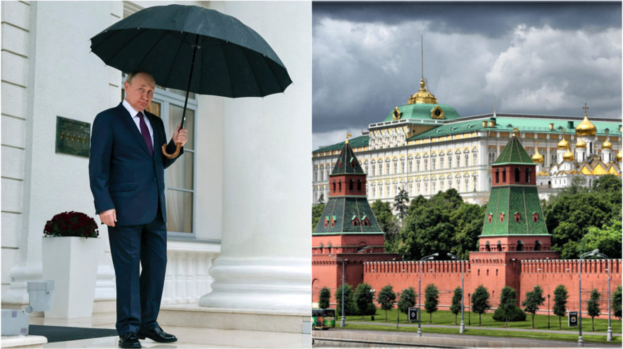 Vladimir Putin stojí pod dáždnikom. Záber na moskovský vládny palác Kremeľ