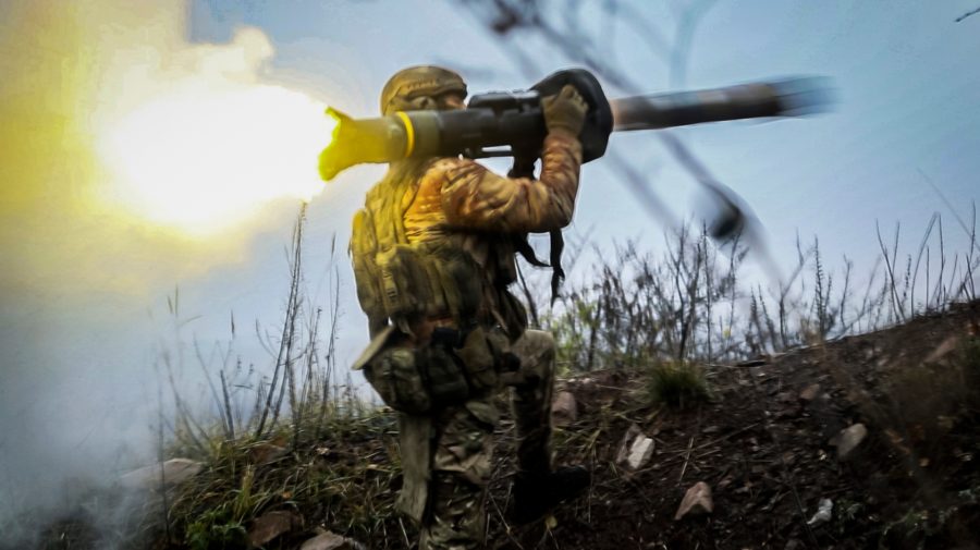 Ukrajinský vojak odpaľuje protitankovú raketu na neznámom mieste v Doneckej oblasti na Ukrajine vo štvrtok 17. novembra 2022.