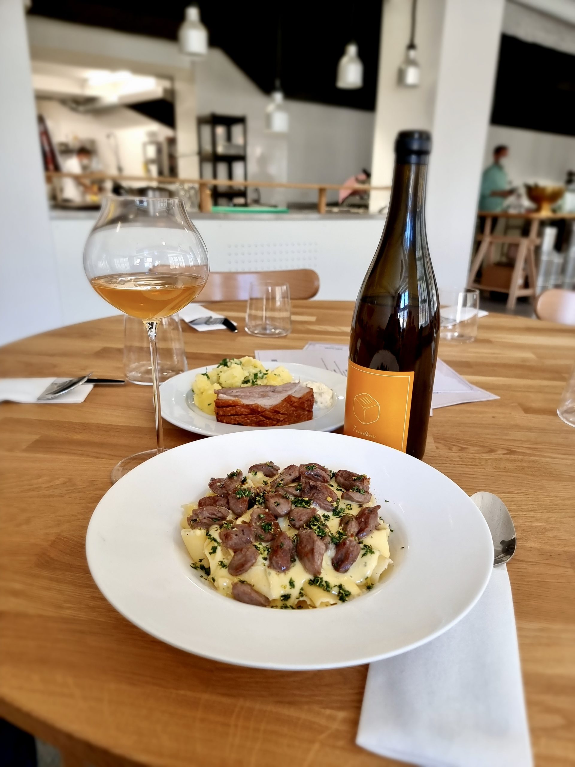 Rous – krásne, vzdušné a priestranné bistro s terasou, ktorá má priamy výhľad na Modrý kostolík.