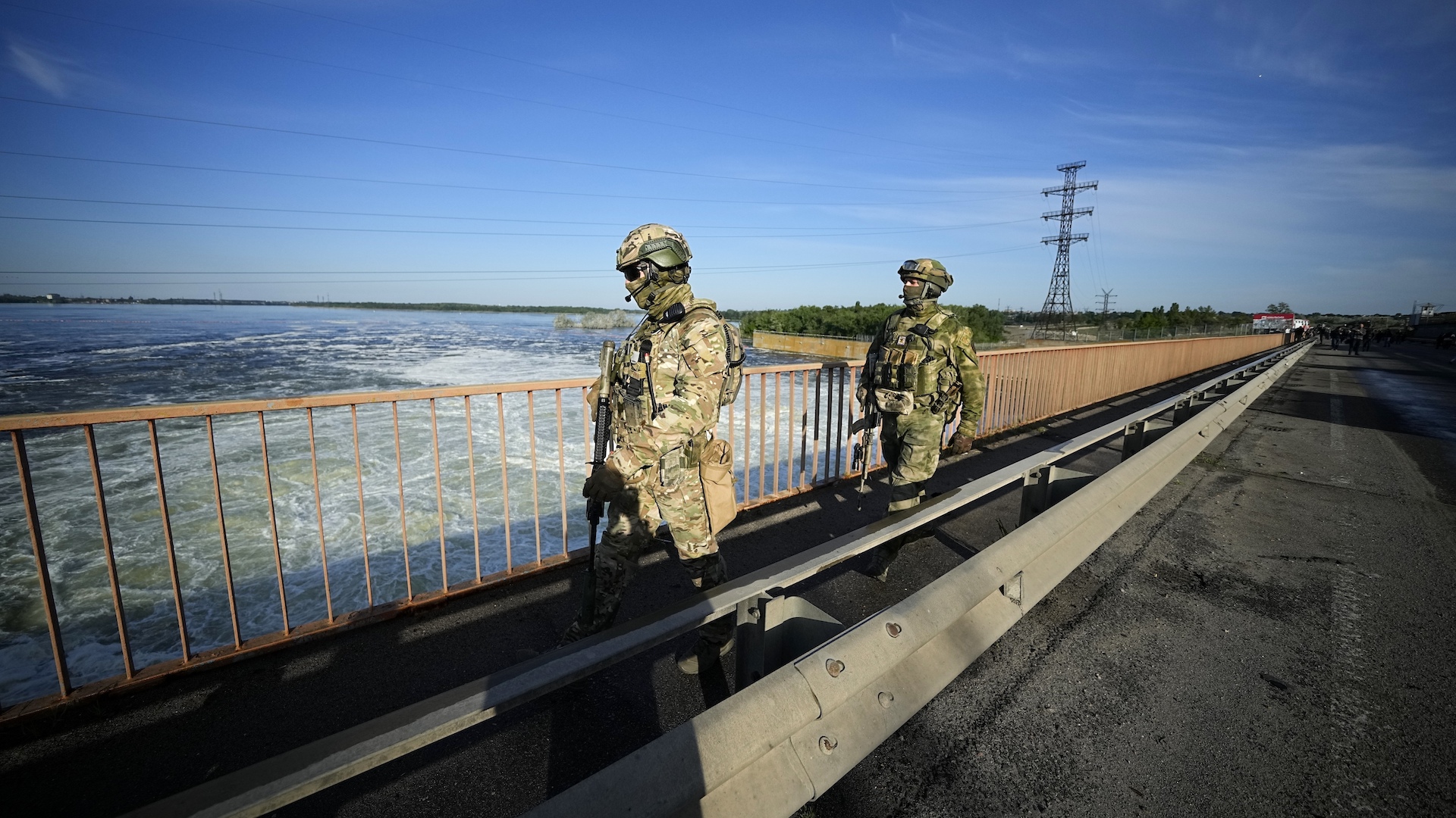 Dvaja ruskí vojaci hliadkujú na Kachovskej priehrade v Chersonskej oblasti na Ukrajine.