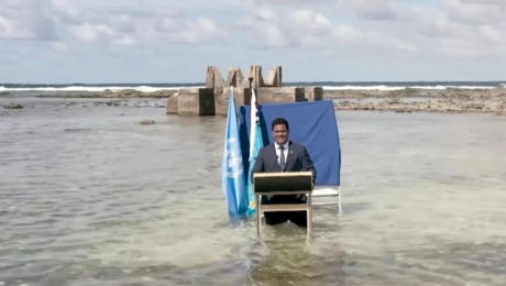 simon kofe po kolena vo vode