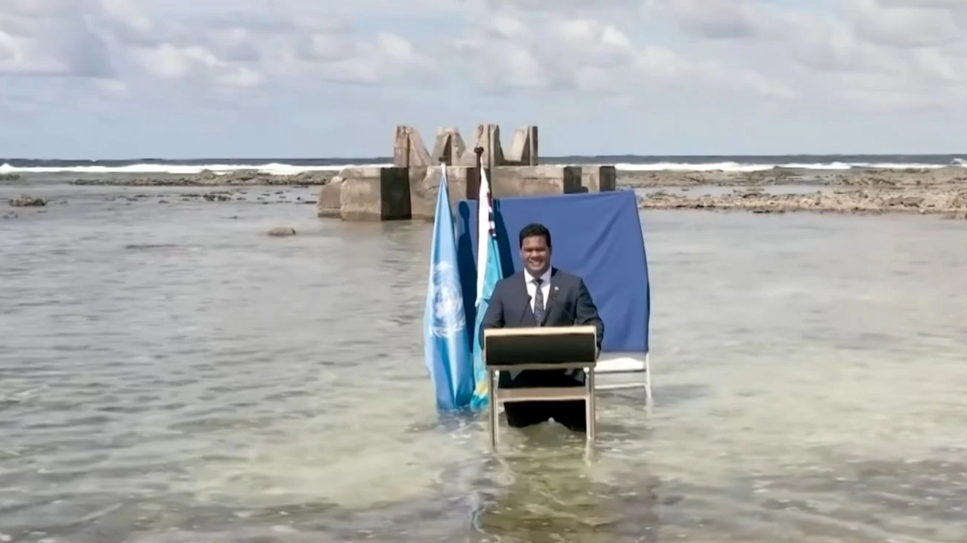 simon kofe po kolena vo vode