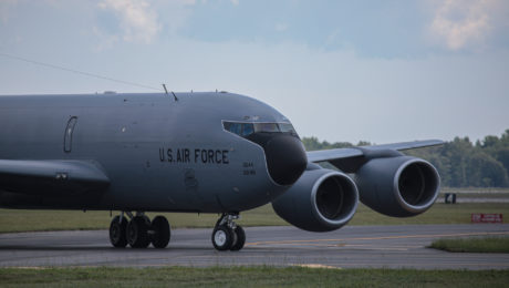 KC-135 Stratotanker na letisku