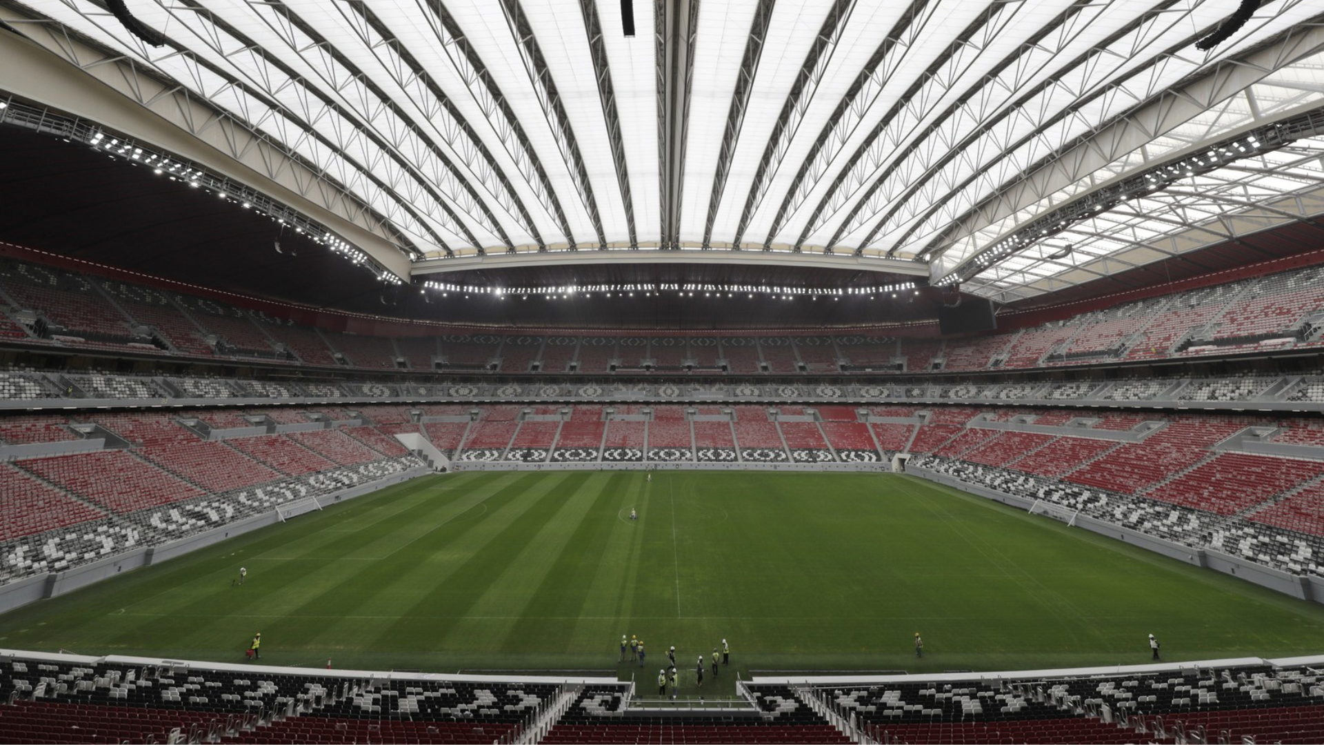 SITA/AP Hassan Ammar – Neľudské podmienky a tempo práce malo viesť pri výstavbe 7 nových futbalových štadiónov k úmrtiu až 6 500 robotníkov. Na snímke Katar Al Bayt Stadium.