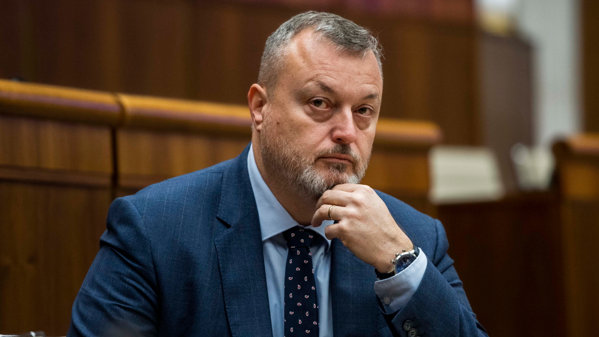 Na snímke minister práce, sociálnych vecí a rodiny SR Milan Krajniak (Sme rodina) počas hlasovania na 75. schôdzi Národnej rady SR