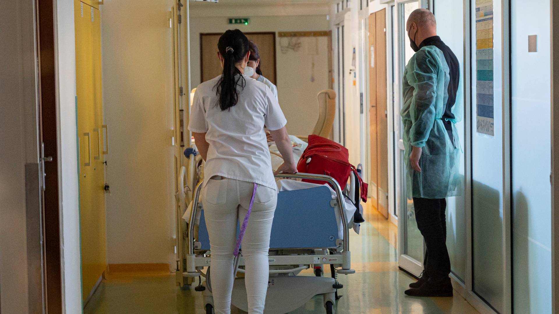 Na snímke zdravotníčky pri presune pacienta v Nemocnici Poprad.