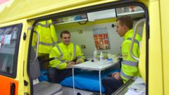 Na snímke sú záchranári v sanitke.