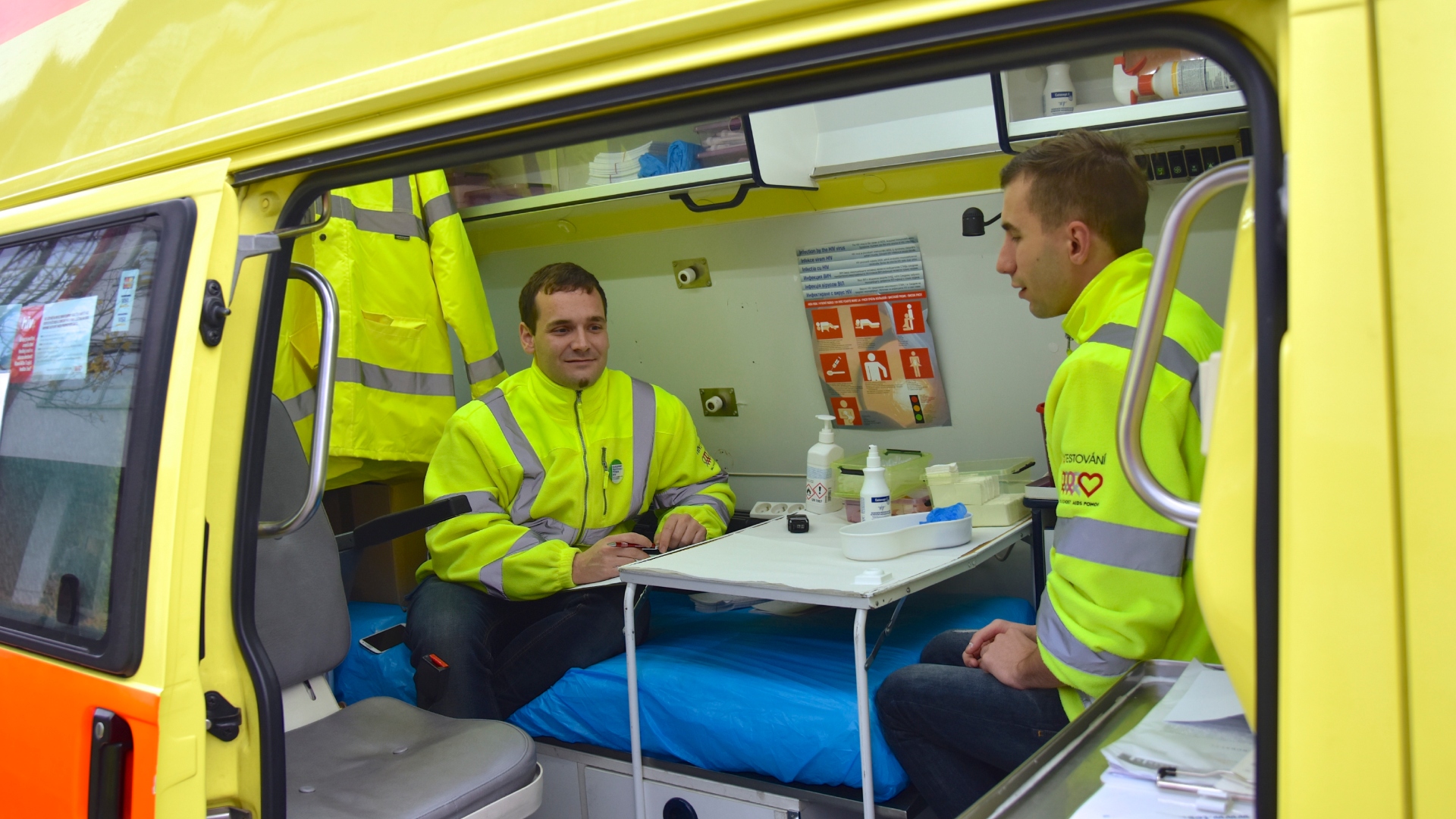 Na snímke sú záchranári v sanitke.